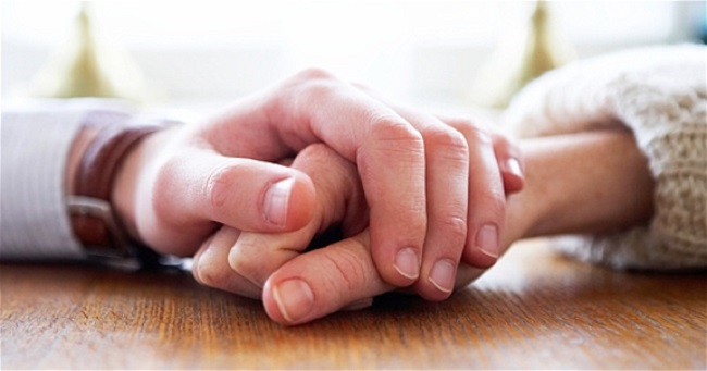 Quan trọng nhất trong cuộc đời là có một người ở bên, cùng nắm tay và đi đến cuối con đường